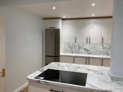 Kitchen in grey with marble effect worktop